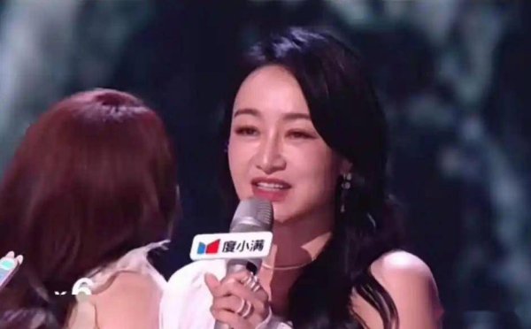 配资官方开户 赵子琪被《浪姐》淘汰后直播落泪，李小冉拉王濛起来被甩开，王濛当场黑脸引热议，《浪姐》舞台公平性再遭质疑